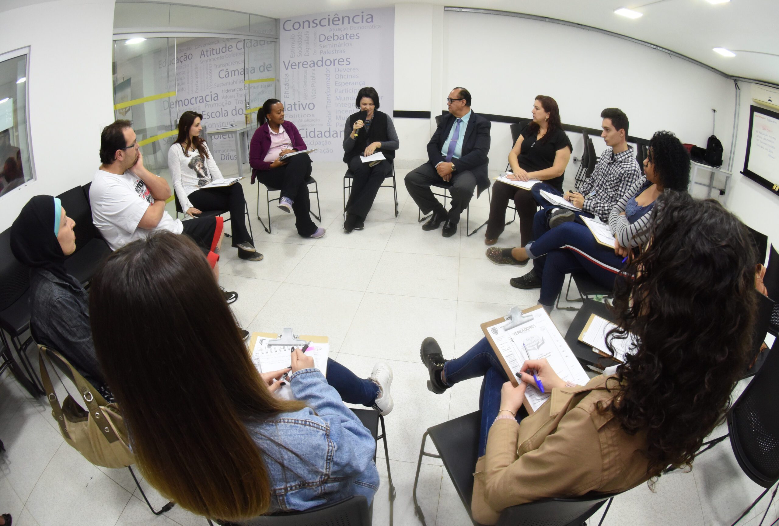 Turma em roda na Escola do Legislativo