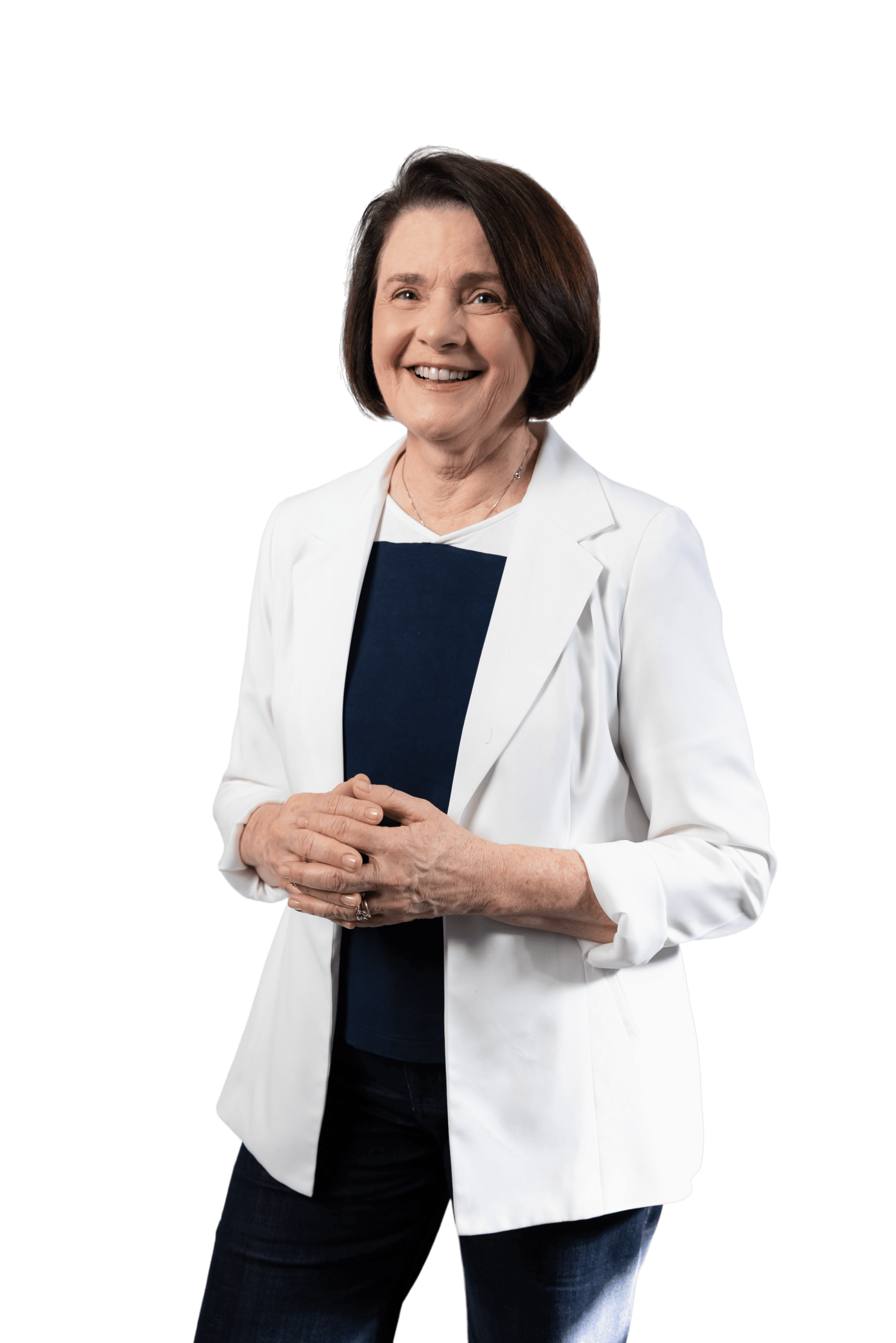 Nancy Thame de suéter branco, sorrindo.